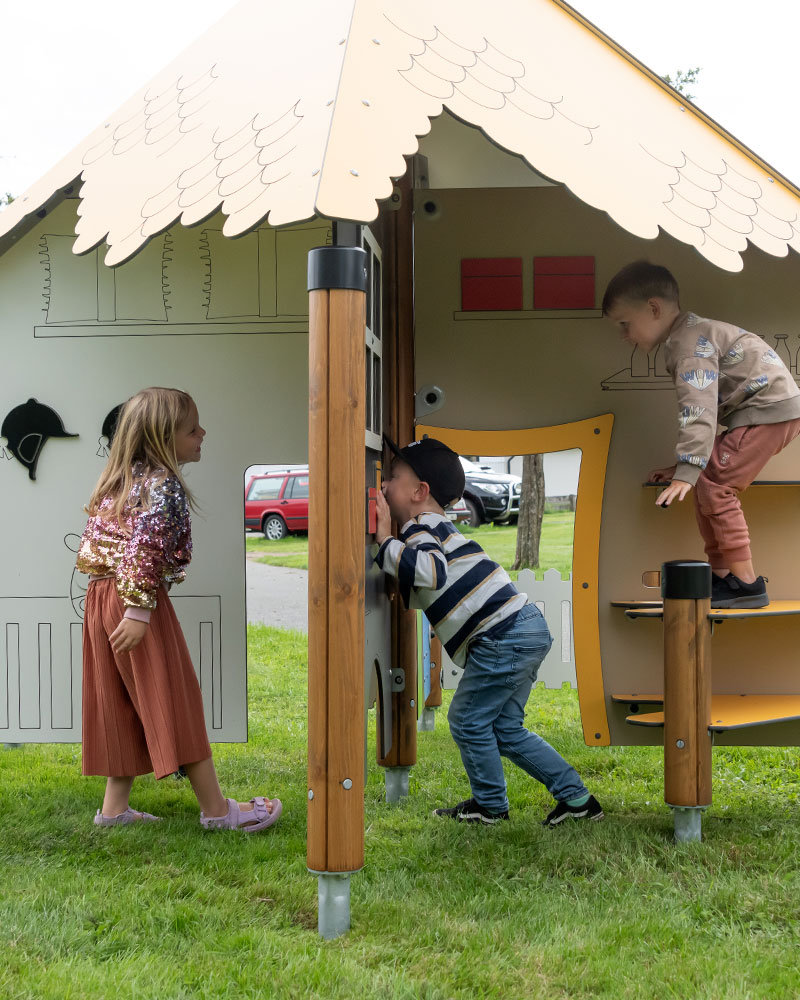 Les enfants jouent à l'intérieur de l'Eddul Playhouse qui offre de multiples scénarios et valeurs de jeu.